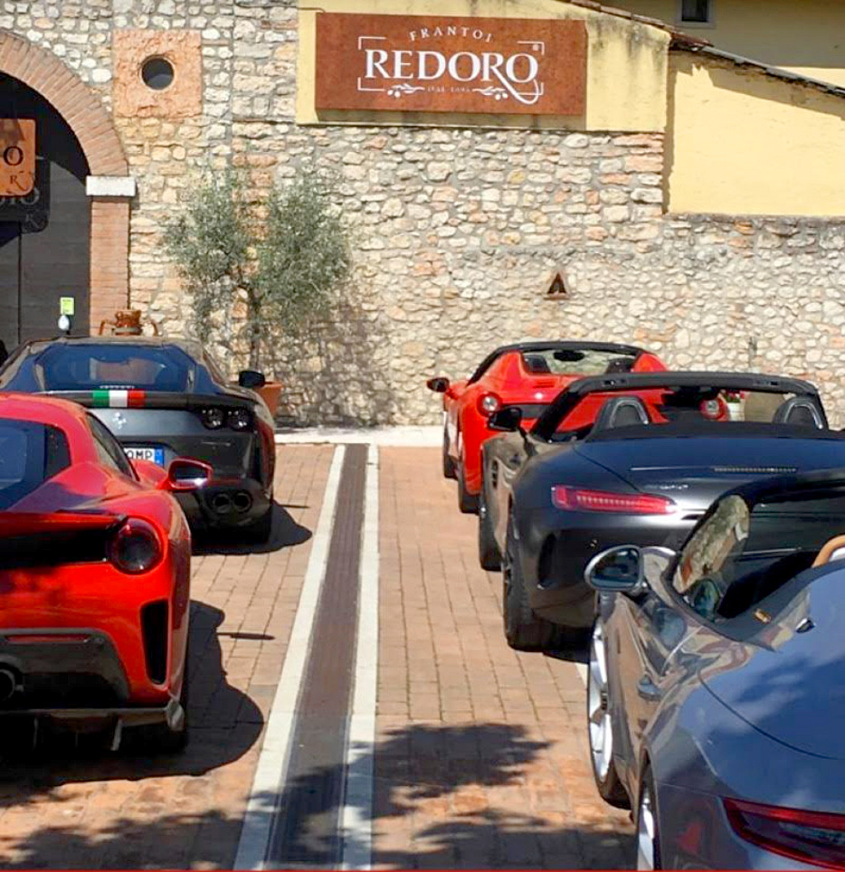 Ferrari parcheggiate davanti al Frantoio Redoro di Grezzana