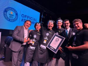 Daniele Slavagno di Redoro Le Vigne mentre ritira il Guinness World Record a Risosterie
