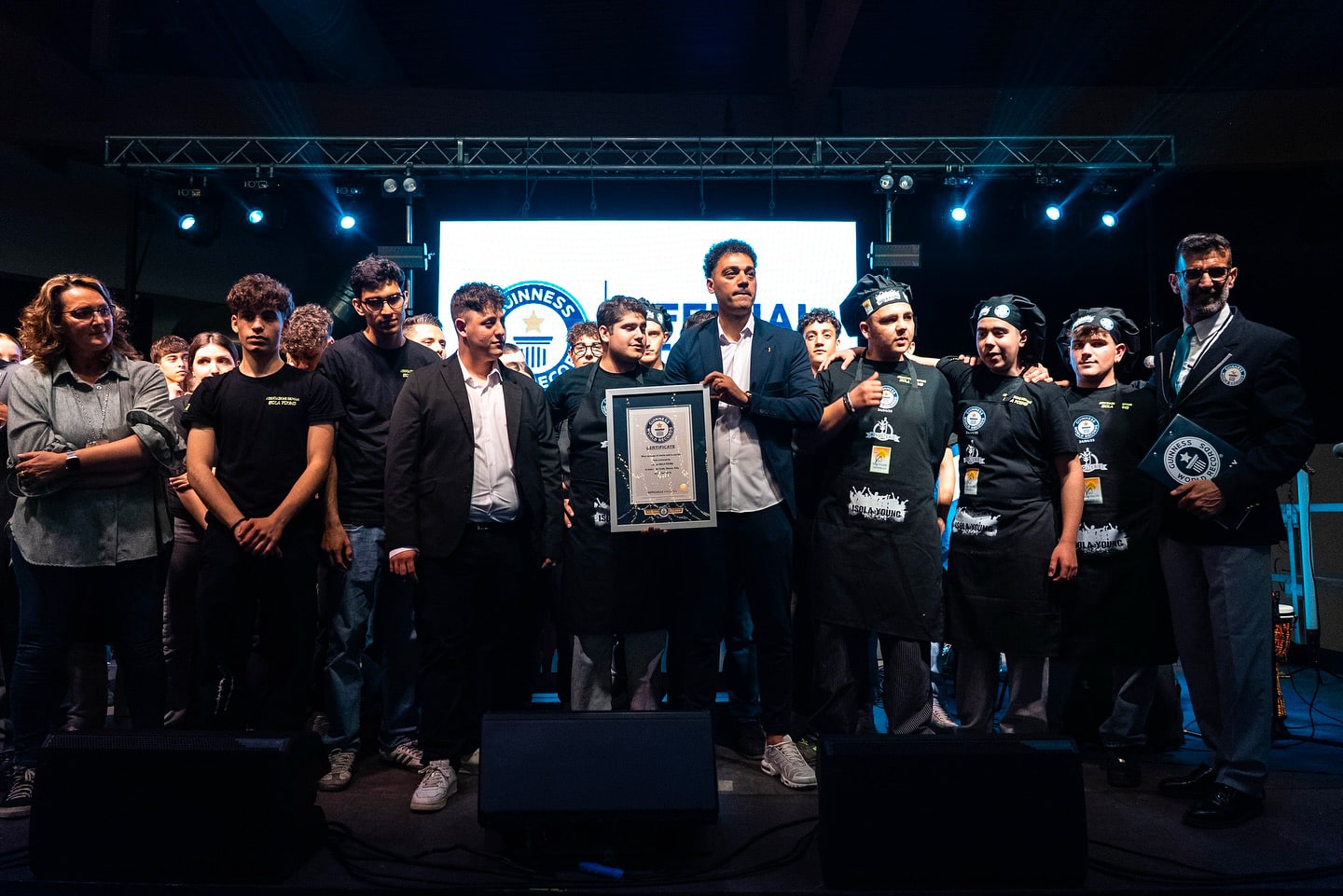 Gruppo di Isola Young con il premio del Guinness World Record a Risosterie