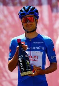 Redoro Prodotto Ufficiale Del Giro D’italia 2026 5 Diego Pablo Sevilla conla bottiglia di Olio Redoro