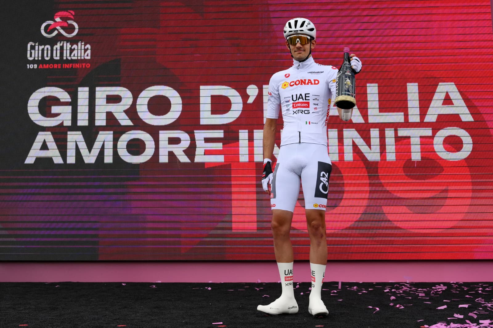 Redoro Prodotto Ufficiale Del Giro D’italia 2026 1 Jahn Christensen sul Podio della tappa al Giro d'Italia 2026